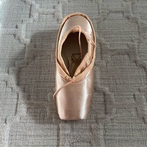 Freed pointe shoes classic pro, size 2 1/2 D